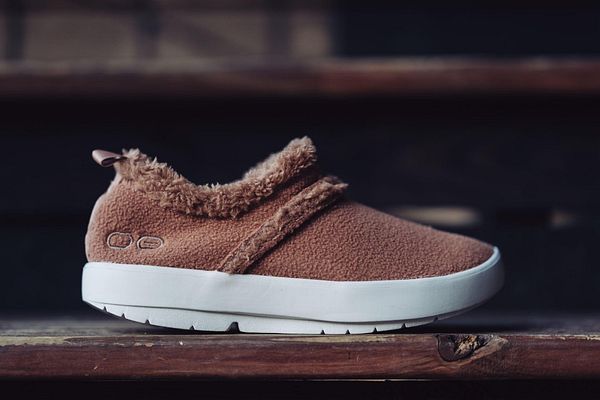 An OOFOS Oocoozie slipper in chestnut/white.
